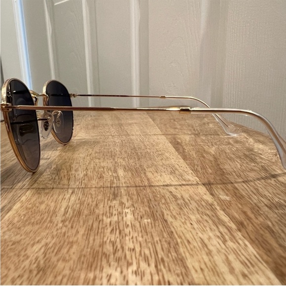 Like-new Ray-Ban Classic Round Grey Gradient & Gold Frame Sunglasses - Picture 3 of 7